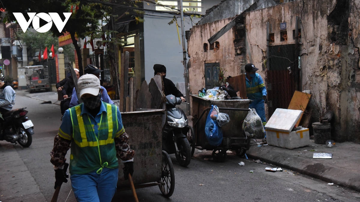 Miệt mài thu gom rác trên đường phố Hà Nội đêm giao thừa